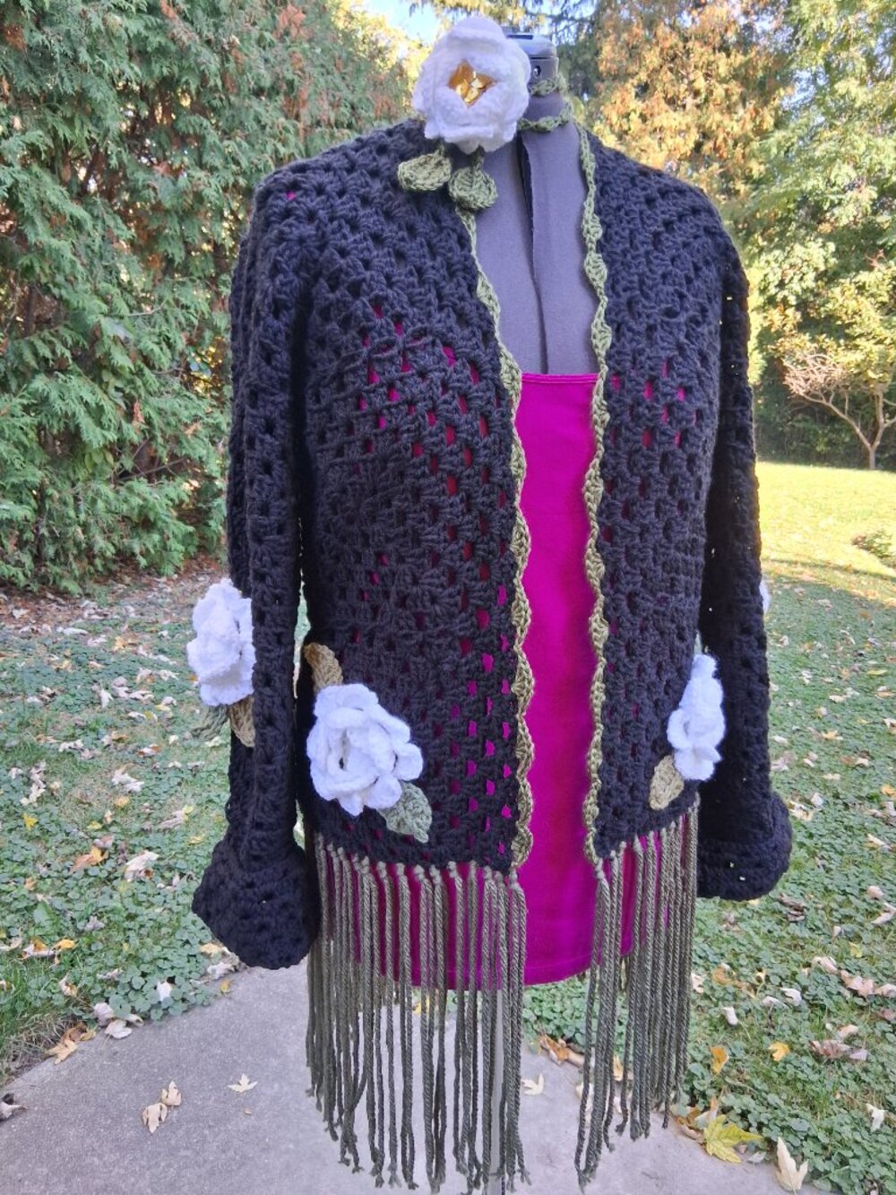 Black Granny Square Fringe with White Roses Sweater and Rose Wrap Necklace L.XL - Picture 11 of 12